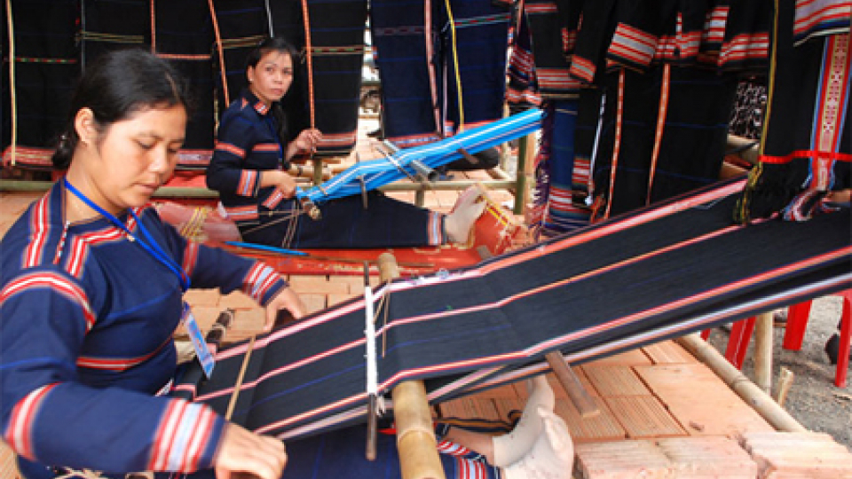Chuỗi gi&aacute; trị thổ cẩm gi&uacute;p tạo ra sinh kế bền vững cho người d&acirc;n
