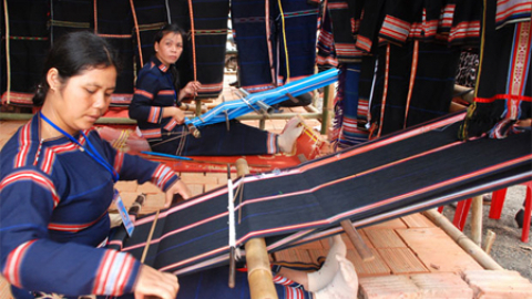 Chuỗi gi&aacute; trị thổ cẩm gi&uacute;p tạo ra sinh kế bền vững cho người d&acirc;n