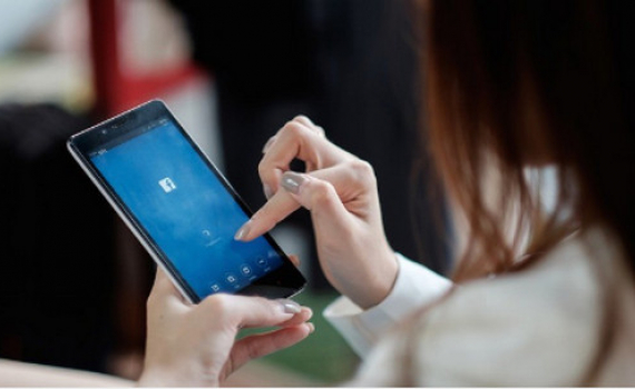 Chồng kiểm so&aacute;t cả &ldquo;c&ograve;m&rdquo; tr&ecirc;n facebook khiến t&ocirc;i mệt mỏi