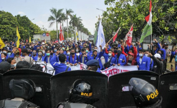 Biểu t&igrave;nh chống dự luật mới tại Indonesia: 9.000 nh&acirc;n vi&ecirc;n an ninh bảo vệ dinh Tổng thống