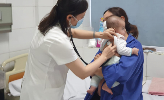 Cha mẹ kh&ocirc;ng n&ecirc;n tự điều trị bệnh đường h&ocirc; hấp cho trẻ