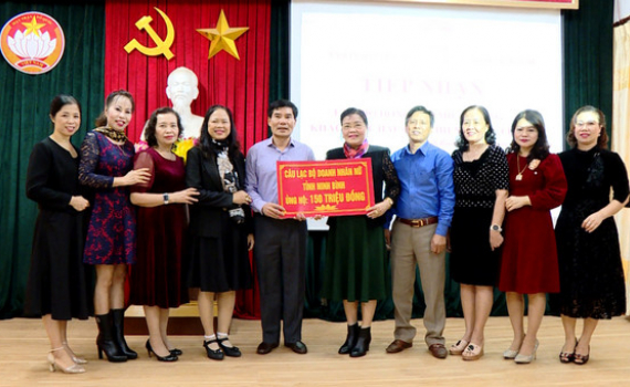 CLB Doanh nh&acirc;n nữ tỉnh ủng hộ đồng b&agrave;o miền Trung