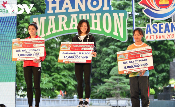 &ldquo;C&ocirc; g&aacute;i v&agrave;ng&rdquo; Nguyễn Thị Oanh kh&ocirc;ng c&oacute; đối thủ ở Hanoi Marathon ASEAN 2020