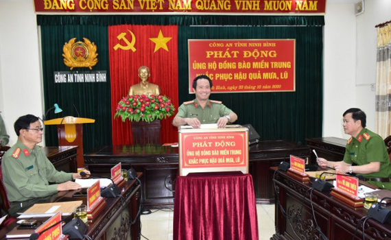C&ocirc;ng an tỉnh ph&aacute;t động ủng hộ đồng b&agrave;o miền Trung bị ảnh hưởng lũ b&atilde;o