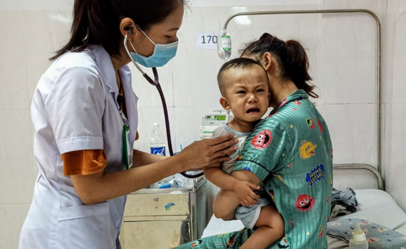 Dịch tay ch&acirc;n miệng gia tăng sớm, cảnh b&aacute;o nguy cơ dịch chồng dịch