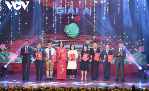 &ldquo;Đo&agrave;n binh T&acirc;y Tiến&rdquo; của nh&agrave; thơ Quang Dũng đạt giải A giải thưởng S&aacute;ch Quốc gia 2020.