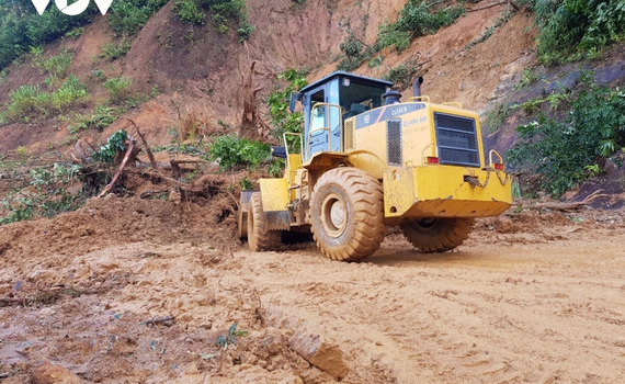 Đo&agrave;n cứu nạn của Qu&acirc;n đội đang tiếp cận hiện trường vụ sạt lở n&uacute;i v&ugrave;i lấp 55 người