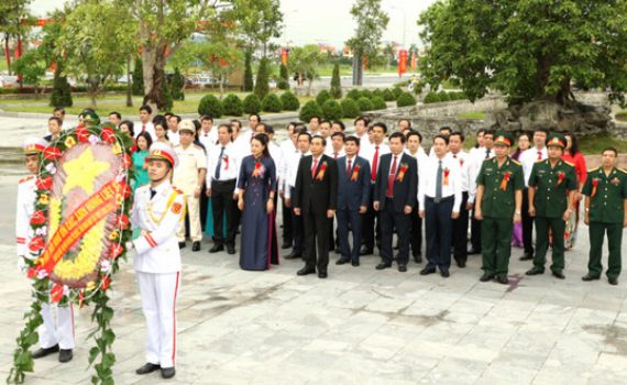 Đo&agrave;n đại biểu dự Đại hội Thi đua y&ecirc;u nước tỉnh Ninh B&igrave;nh lần thứ V d&acirc;ng hương tưởng niệm c&aacute;c AHLS