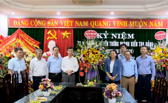 Đồng ch&iacute; B&iacute; thư Tỉnh ủy ch&uacute;c mừng ng&agrave;y truyền thống ng&agrave;nh Kiểm tra Đảng