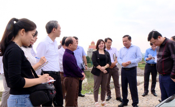 Đồng ch&iacute; Nguyễn Ngọc Thạch kiểm tra sản xuất v&agrave; giải ng&acirc;n vốn đầu tư c&ocirc;ng tại Gia Viễn, Nho Quan