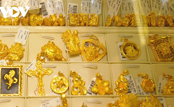 Gi&aacute; v&agrave;ng giảm mạnh, trong một đ&ecirc;m mất hơn 30 USD/oz