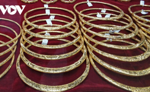 Gi&aacute; v&agrave;ng trong nước v&agrave; v&agrave;ng thế giới đồng loạt lao dốc