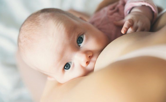 H&atilde;y tr&aacute;nh xa đồ uống c&oacute; đường, nếu bạn đang nu&ocirc;i con bằng sữa mẹ