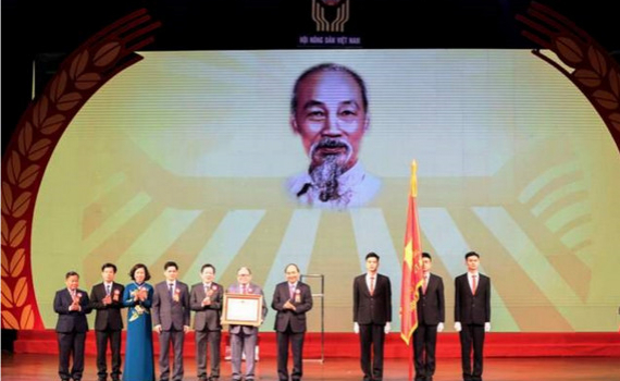Hội N&ocirc;ng d&acirc;n Việt Nam đ&oacute;n nhận Hu&acirc;n chương Hồ Ch&iacute; Minh