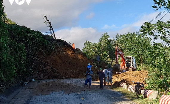 Kh&oacute; khăn khi tiếp cận hiện trường vụ sạt lở