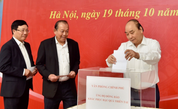 L&atilde;nh đạo Ch&iacute;nh phủ quy&ecirc;n g&oacute;p ủng hộ đồng b&agrave;o miền Trung