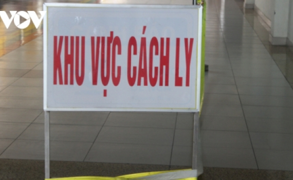 Một du học sinh trở về từ London mắc Covid-19 được c&aacute;ch ly khi nhập cảnh