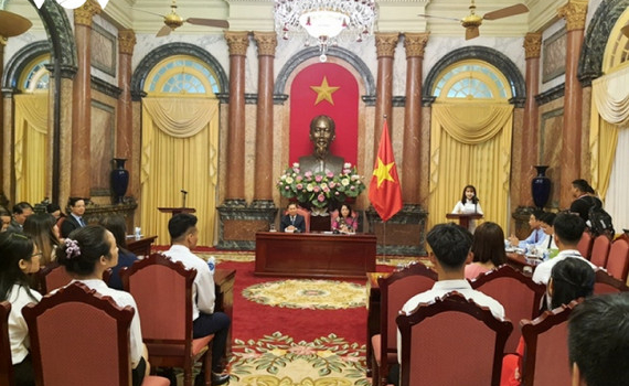 Ph&oacute; Chủ tịch nước Đặng Thị Ngọc Thịnh gặp mặt đo&agrave;n học sinh, sinh vi&ecirc;n c&aacute;c cơ sở nghề nghiệp xuất sắc