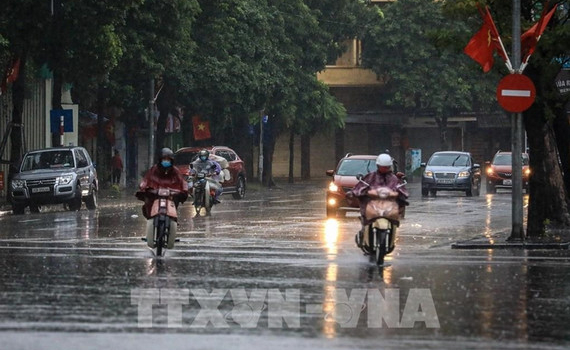 Ngày và đ&ecirc;m nay kh&ocirc;ng kh&iacute; lạnh tăng cường, mưa lớn ở miền Trung k&eacute;o d&agrave;i 3 ng&agrave;y tới