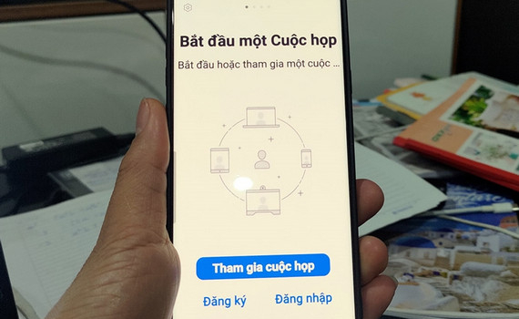Một học sinh ở Nghệ An tử vong do điện thoại ph&aacute;t nổ khi học online