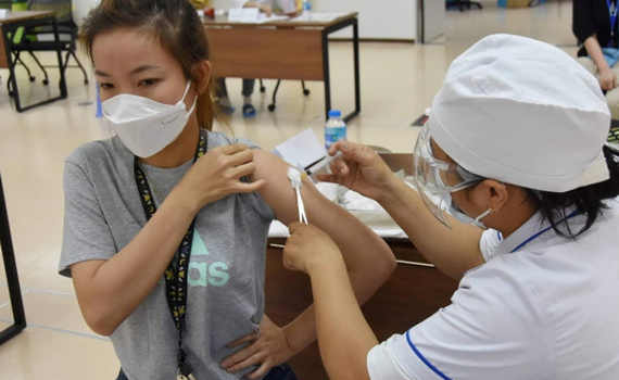 Đề nghị TP Hồ Ch&iacute; Minh l&agrave;m r&otilde; phản &aacute;nh &ldquo;đường d&acirc;y ti&ecirc;m vắc xin thu ph&iacute;&rdquo;