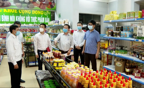 Đồng ch&iacute; Trần Song T&ugrave;ng thăm HTX N&ocirc;ng sản v&agrave; Du lịch Tam Điệp