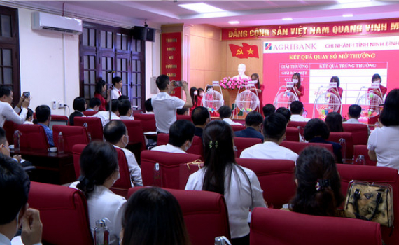 Agribank Ninh B&igrave;nh tổ chức quay thưởng tri &acirc;n kh&aacute;ch h&agrave;ng