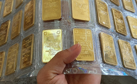 Gi&aacute; v&agrave;ng thế giới bất ngờ tăng cao 