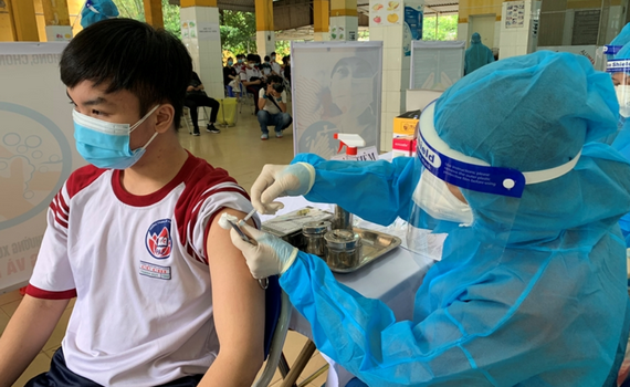 Những h&igrave;nh ảnh đầu ti&ecirc;n ti&ecirc;m vắc xin cho trẻ em tại TP Hồ Ch&iacute; Minh
