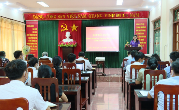 Bồi dưỡng giảng vi&ecirc;n c&aacute;c trung t&acirc;m ch&iacute;nh trị cấp huyện