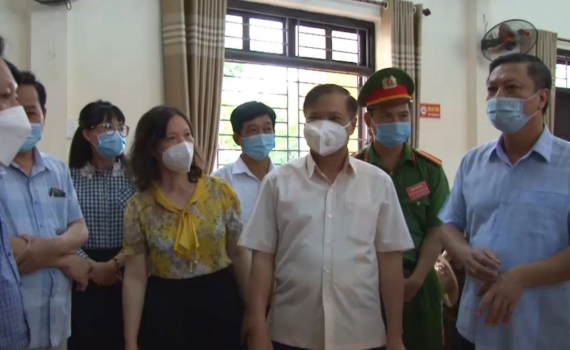 Đồng ch&iacute; Ph&oacute; B&iacute; thư Thường trực Tỉnh ủy kiểm tra c&ocirc;ng t&aacute;c ti&ecirc;m vắc xin ph&ograve;ng Covid-19