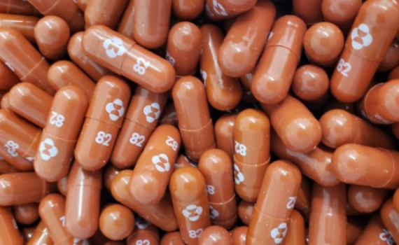 Thuốc vi&ecirc;n điều trị Covid-19 đầu ti&ecirc;n c&oacute; thể giảm một nửa nguy cơ nhập viện 