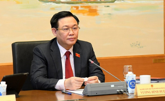 Chủ tịch Quốc hội: Cuộc sống kh&ocirc;ng c&oacute; bảo hiểm giống như đi cầu thang m&agrave; kh&ocirc;ng c&oacute; tay vịn