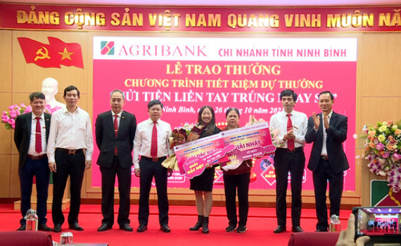Agribank Ninh B&igrave;nh trao thưởng chương tr&igrave;nh tiết kiệm dự thưởng &ldquo;Gửi tiền liền tay - tr&uacute;ng ngay SH&rdquo;