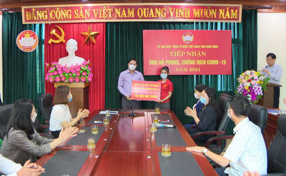 Ủy ban MTTQ Việt Nam tỉnh Ninh B&igrave;nh tiếp nhận ủng hộ ph&ograve;ng, chống dịch Covid-19
