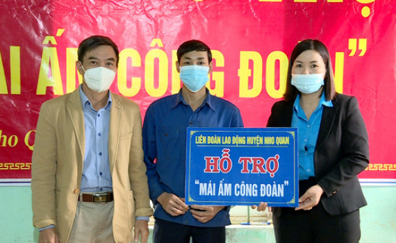 LĐLĐ huyện Nho Quan trao tiền hỗ trợ x&acirc;y nh&agrave; cho đo&agrave;n vi&ecirc;n kh&oacute; khăn