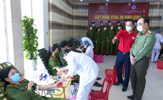 Gần 600 c&aacute;n bộ chiến sĩ C&ocirc;ng an Ninh B&igrave;nh tham gia hiến m&aacute;u t&igrave;nh nguyện