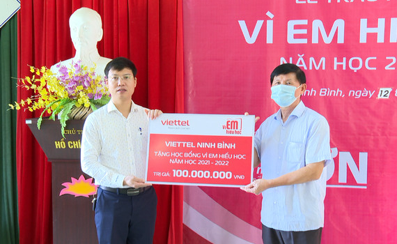 Viettel Ninh B&igrave;nh trao học bổng "V&igrave; em hiếu học" tại Kim Sơn