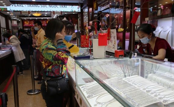 Gi&aacute; v&agrave;ng thế giới tăng nhẹ, trong nước giảm