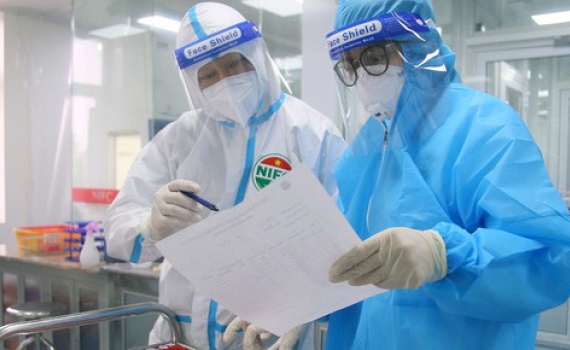 Số ca tử vong giảm mạnh; đ&atilde; ti&ecirc;m gần 62 triệu liều vaccine ph&ograve;ng COVID-19