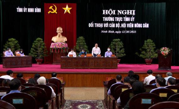 Thường trực Tỉnh ủy đ&ocirc;́i thoại với cán b&ocirc;̣, h&ocirc;̣i vi&ecirc;n n&ocirc;ng d&acirc;n
