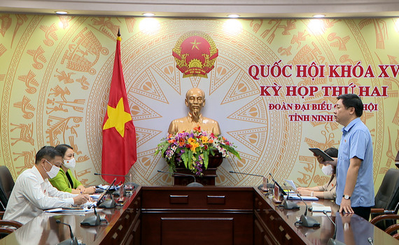 Đo&agrave;n đại biểu Quốc hội tỉnh thảo luận tại tổ về một số dự &aacute;n Luật