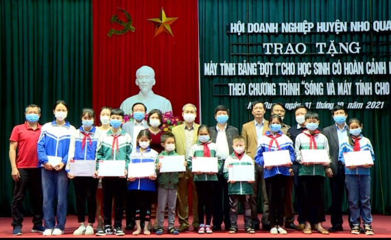 Hội Doanh nghiệp huyện Nho Quan trao tặng m&aacute;y t&iacute;nh bảng cho học sinh ngh&egrave;o