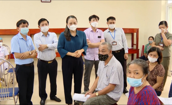 Đồng ch&iacute; B&iacute; thư Tỉnh ủy kiểm tra ti&ecirc;m ph&ograve;ng vắc xin covid-19