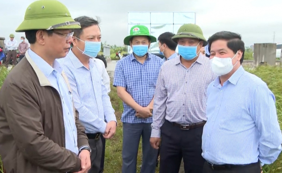 Thứ trưởng Bộ NN&PTNT kiểm tra m&ocirc; h&igrave;nh sản xuất l&uacute;a chất lượng cao tại Kim Sơn