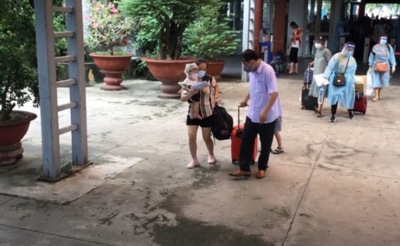 Chuyến t&agrave;u t&igrave;nh nghĩa đ&oacute;n c&ocirc;ng d&acirc;n từ v&ugrave;ng dịch trở về