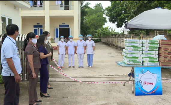 Tặng qu&agrave; cho người d&acirc;n Ninh B&igrave;nh trở về từ miền Nam