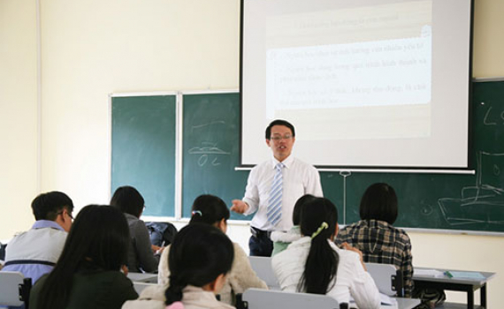Đề xuất k&eacute;o d&agrave;i thời gian giảng dạy với giảng vi&ecirc;n l&agrave; gi&aacute;o sư, tiến sĩ 