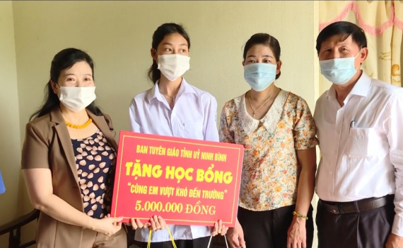 Ban Tuy&ecirc;n gi&aacute;o Tỉnh ủy trao học bổng cho học sinh c&oacute; ho&agrave;n cảnh kh&oacute; khăn