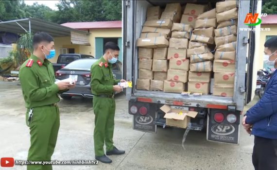 Bắt vụ vận chuyển gần 3 tấn thực phẩm bẩn về Ninh B&igrave;nh ti&ecirc;u thụ